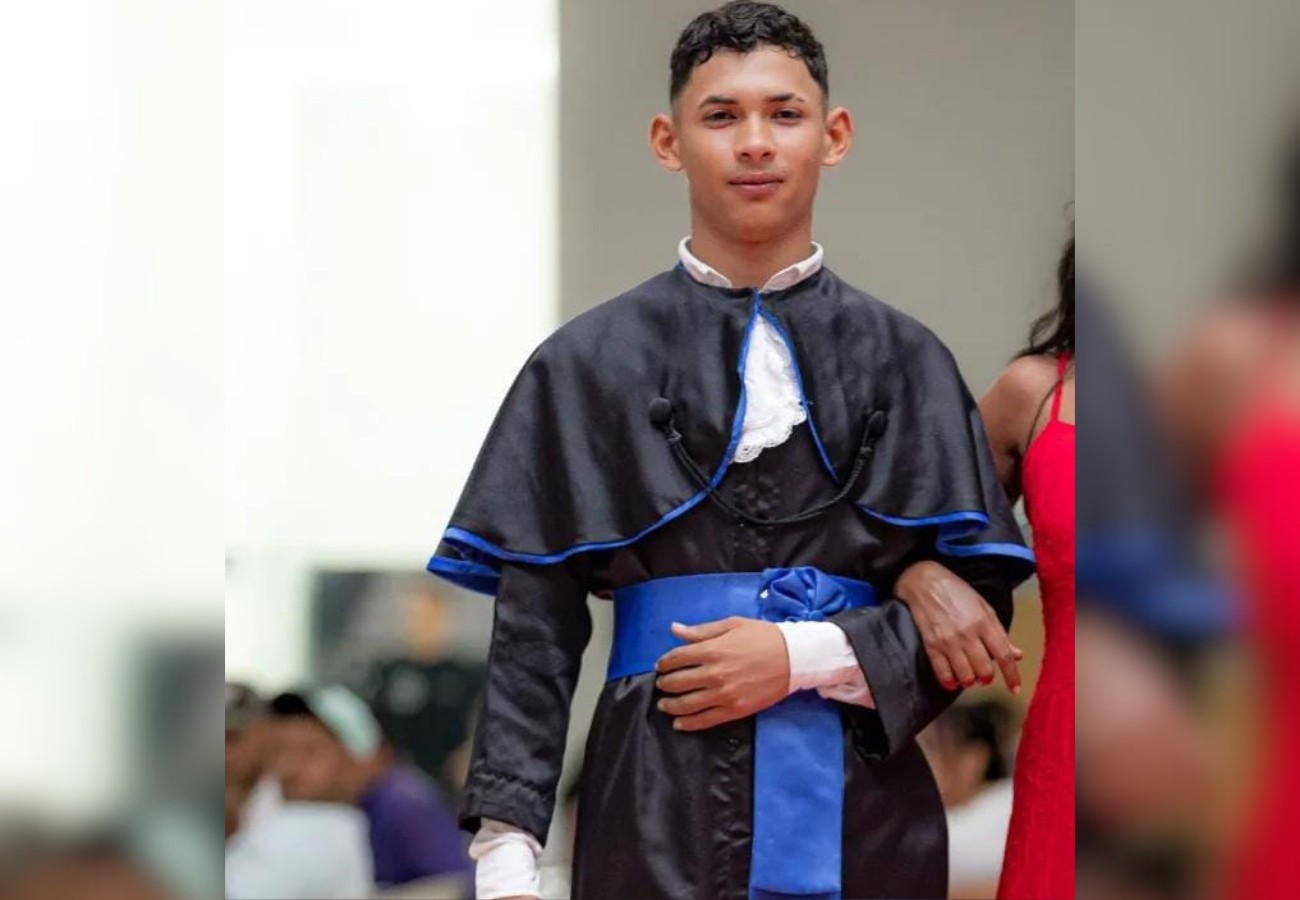 Jovem cai de moto, tenta se levantar e morre atropelado por caminhonete, diz polícia