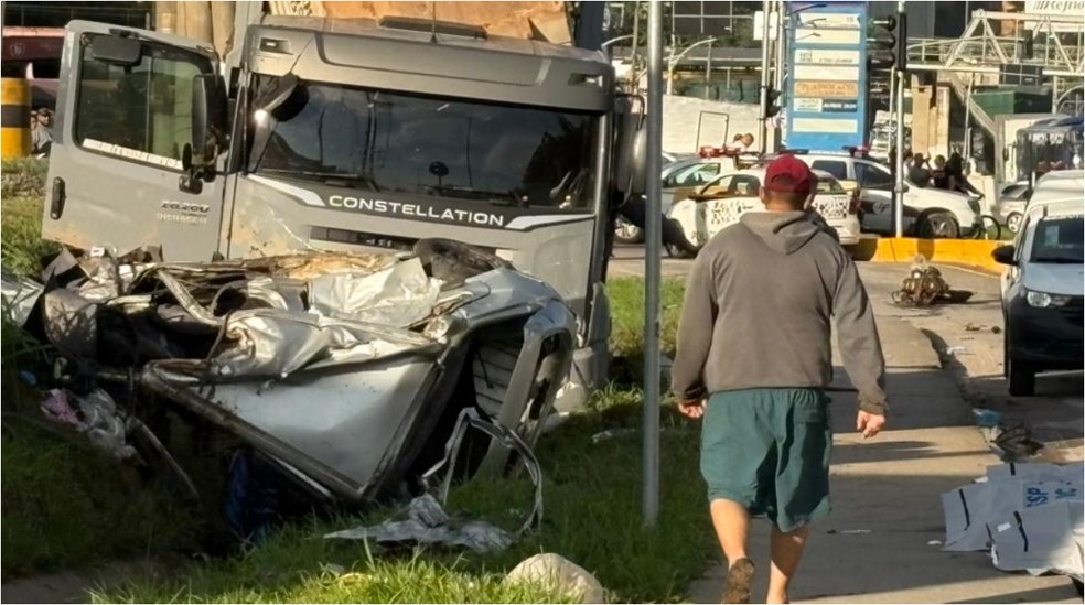 Acidente entre carro e caminhão carregando caçambas de entulho deixa 4 mortos em Taboão da Serra, na Grande SP — Foto: Ana Coutinho/TV Globo