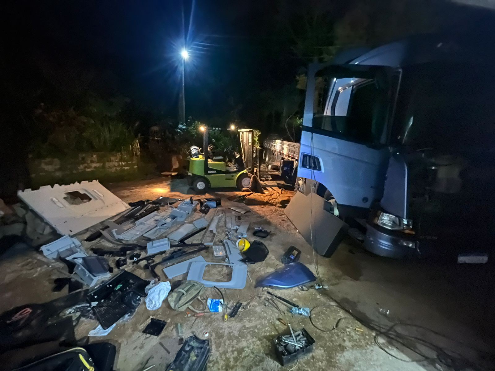 Homens são presos suspeitos de roubar caminhão e manter família refém em chácara de São Roque