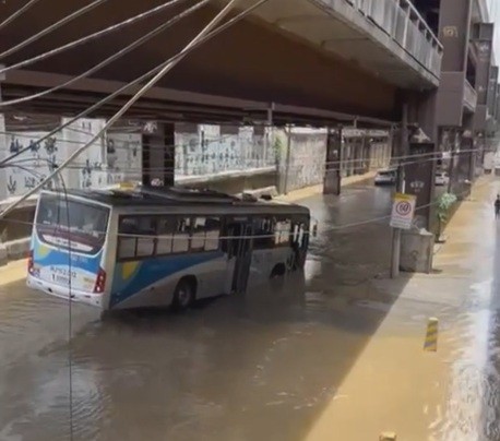 Tubulação se rompe e alaga ruas de São Cristóvão, na Zona Norte do Rio