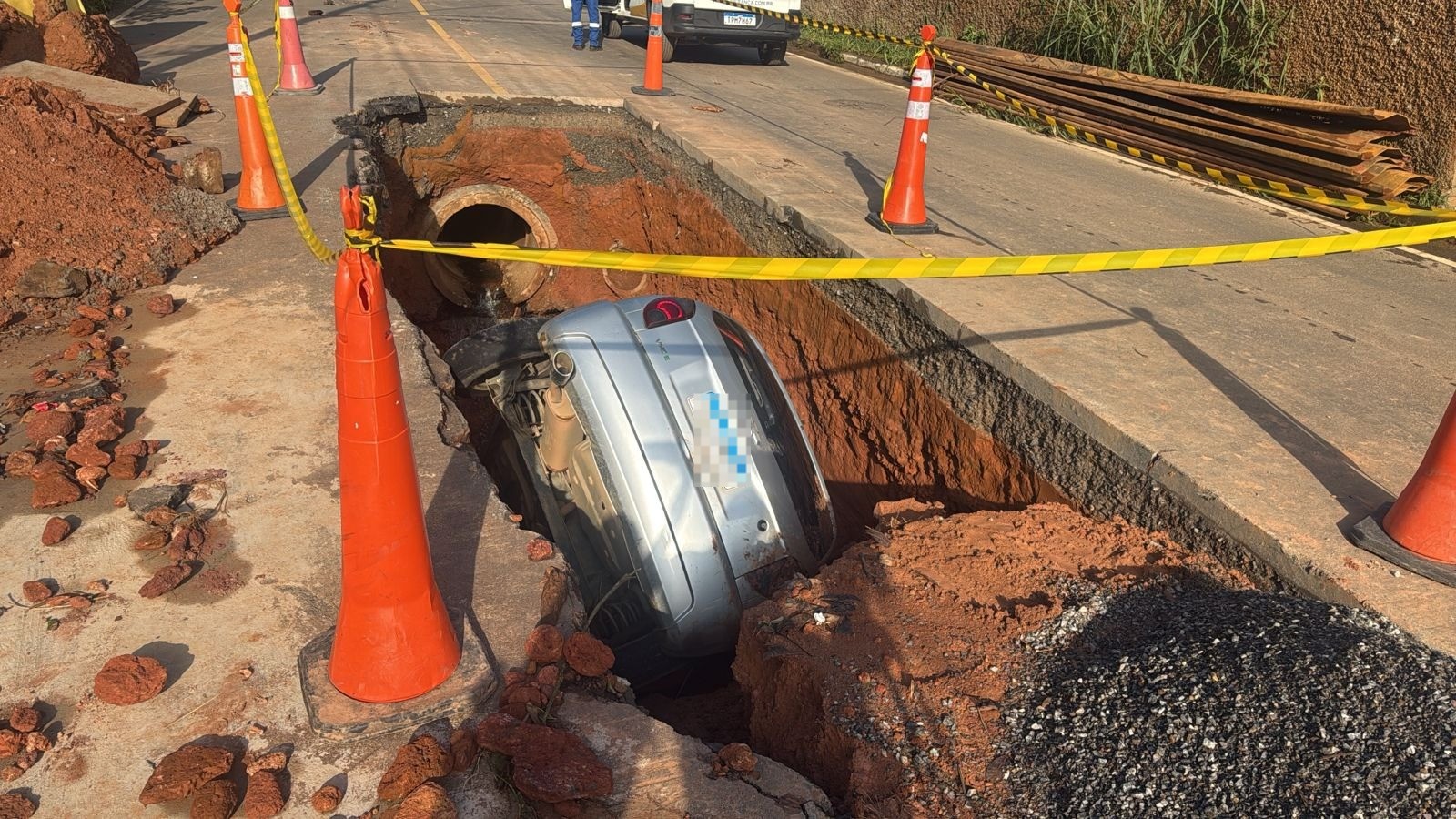 Carro cai em cratera em obra em Juiz de Fora