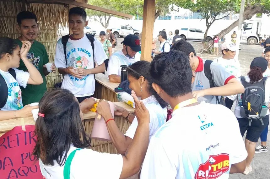 EETEPA Santarém realiza projeto 'Amigos do Visitante' durante a Festa do Sairé em Alter do Chão
