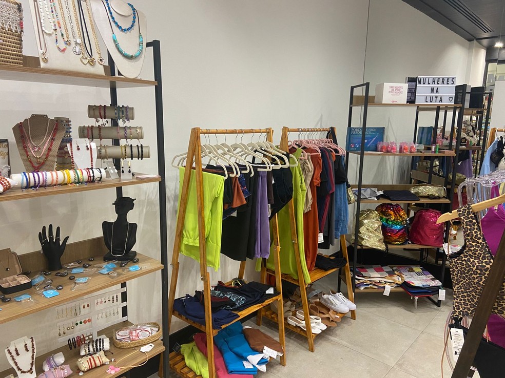 A diversidade de itens inclui artefatos de decoração, roupas e acessórios. — Foto: Edson Valente/g1 SP