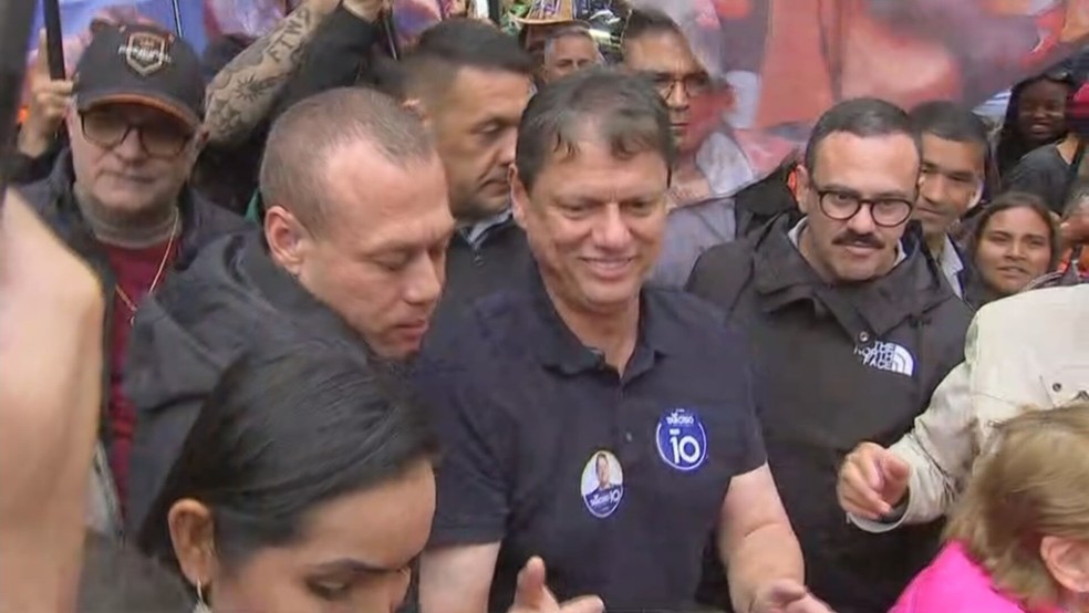 Candidato Tarcísio de Freitas durante visita na região de Itapetininga (SP) — Foto: Jaime Rafael/TV TEM