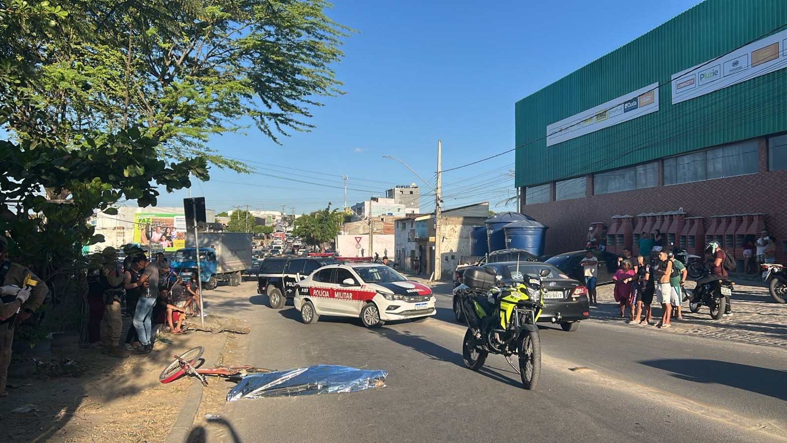 Homem morre após ser atropelado por carreta enquanto pedalava, em Campina Grande