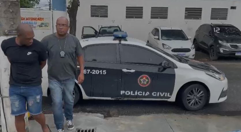 Homem procurado por dar 33 facadas na esposa se entrega à polícia na Zona Oeste do Rio