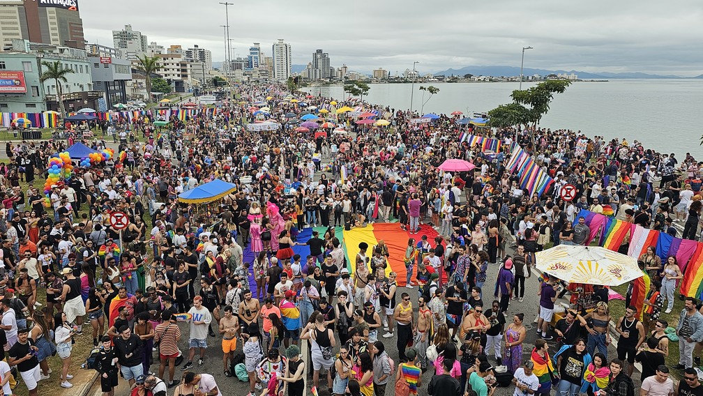 Parada LGBTI+ de Florianópolis acontece neste domingo — Foto: Edsoul/ NSC TV