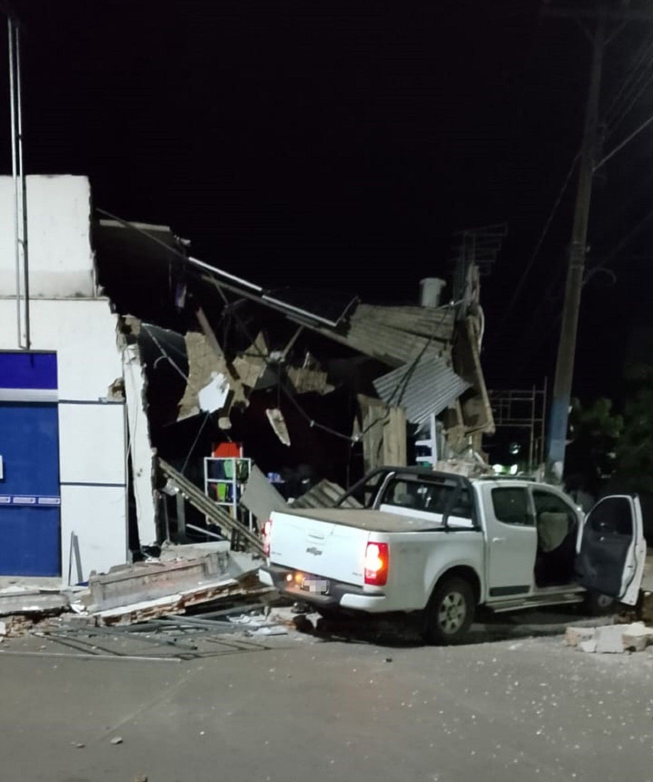 Farmácia é parcialmente destruída após batida de caminhonete
