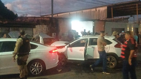 Motorista é executado enquanto dirige e carro desgovernado causa batidas em Araguari