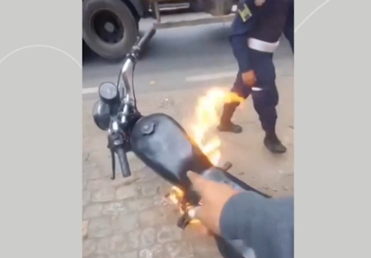 Motociclista sem capacete, CNH e na contramão se irrita e põe fogo na própria moto ao ser parado em blitz; VÍDEO