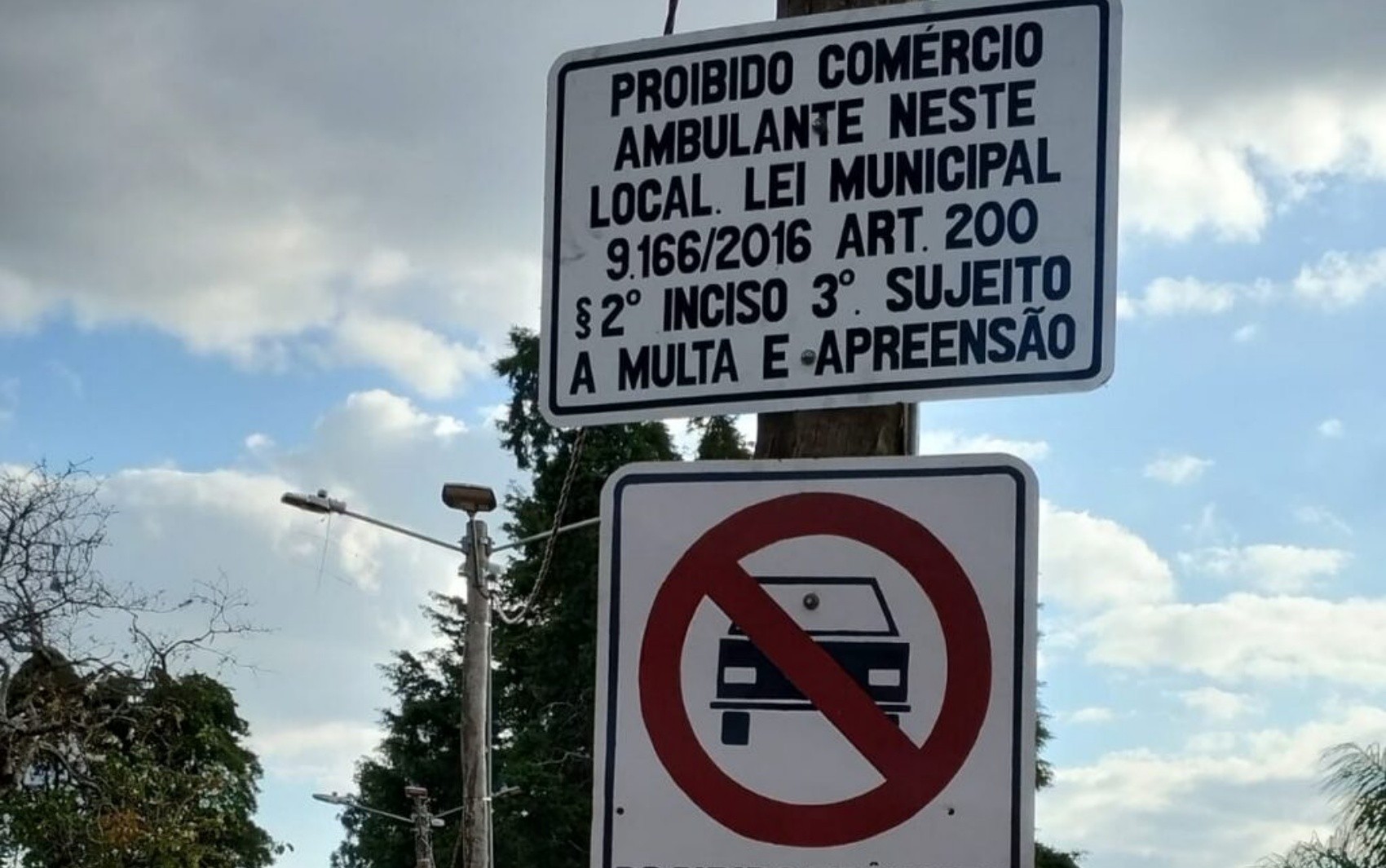 Prefeitura de Poços de Caldas instala placas em mirantes para coibir comércio ambulante irregular