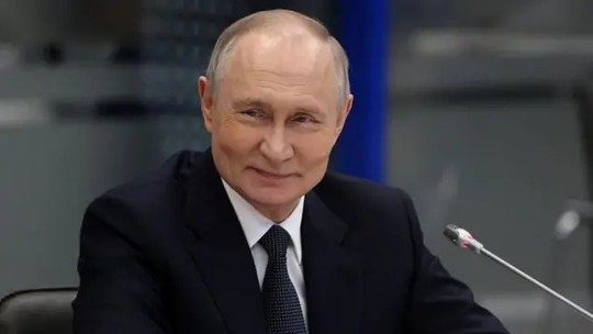 'Rússia está mais aliviada que preocupada com ameaça tarifária de Trump', diz correspondente da BBC em Moscou -
A Rússia não parece ter pressa para encerrar a guerra. O Kremlin acredita ter vantagem no campo de batalha e insiste que quer a paz — mas nos seus próprios termos, afirma correspondente da BBC.