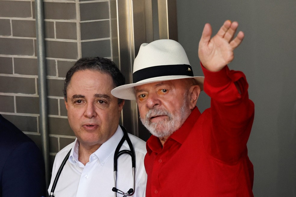 Lula acena aps sair do hospital onde realizou exames nesta quinta-feira, 19 de dezembro  Foto: Amanda Perobelli/Reuters