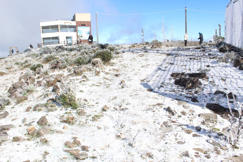 Sincelo deixou Morro das Torres em Urupema coberto de branco  — Foto: Marleno Muniz Farias/Prefeitura de Urupema