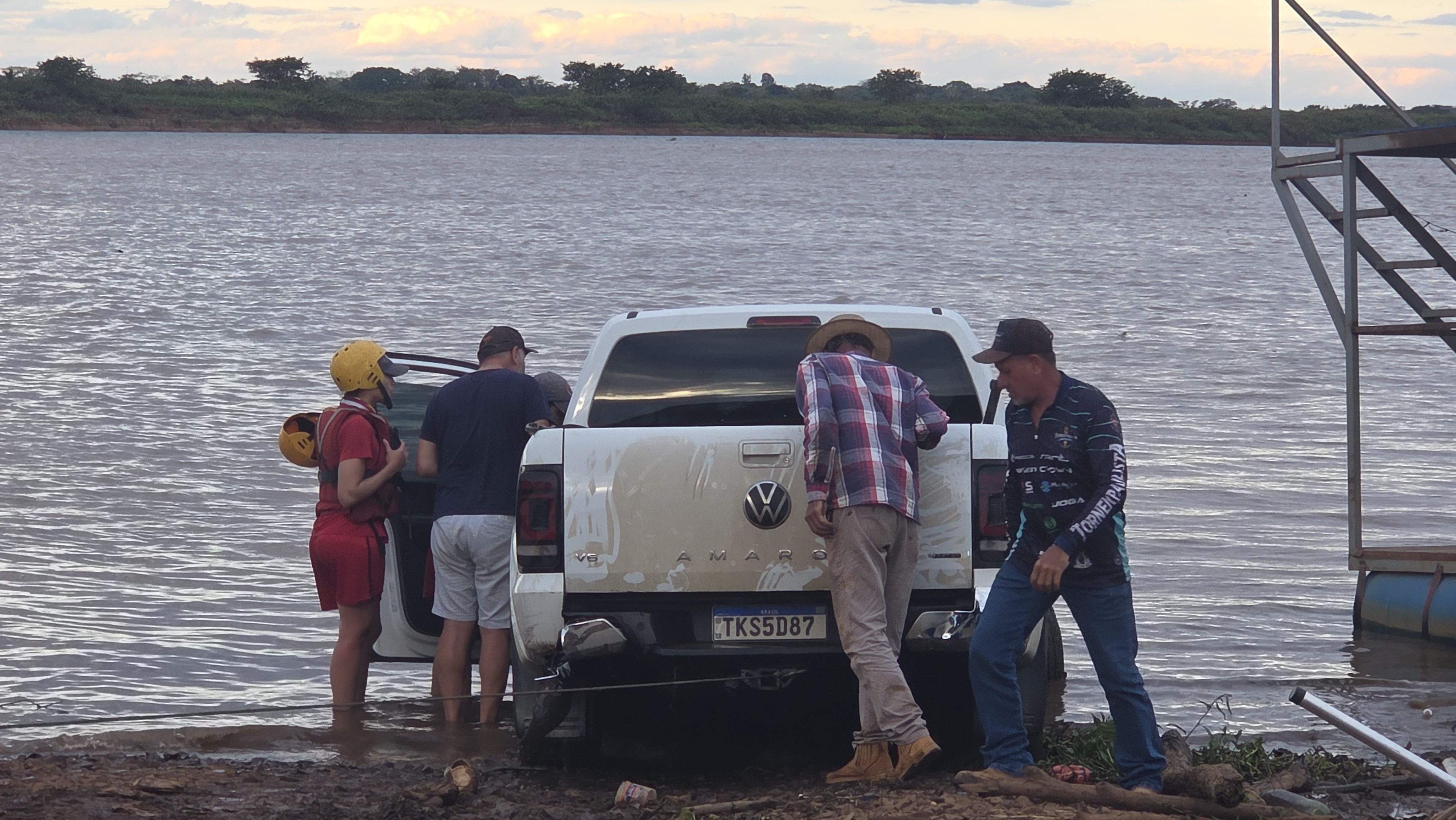 Caminhonete que afundou no Rio Grande é encontrada em Colômbia, SP; dois jovens estão desaparecidos