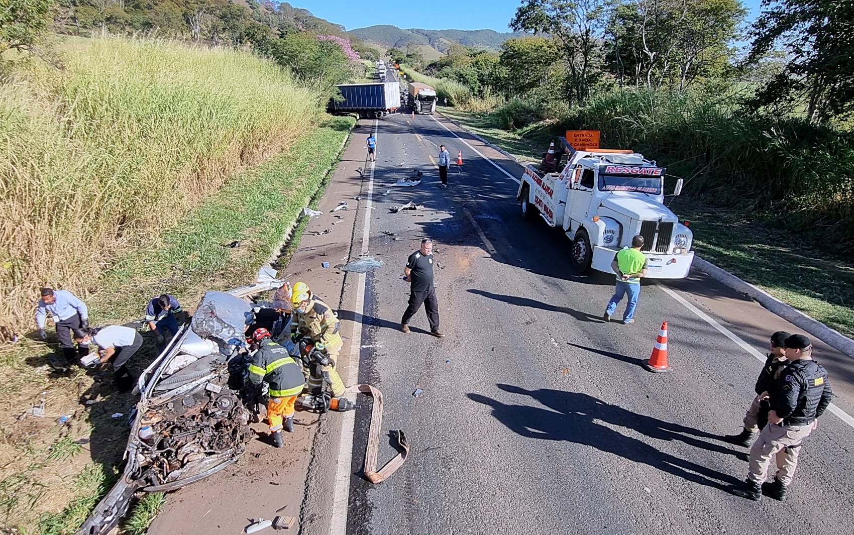 Jovem morre após bater o carro de frente com caminhão na MG-050, em Passos, MG