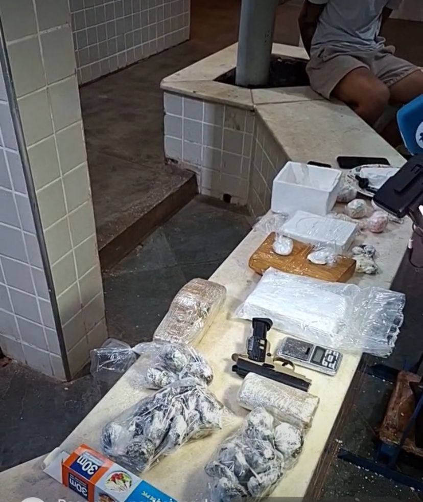 Jovem suspeito de tráfico é preso com drogas, prensa e simulacro de arma de fogo em Santarém