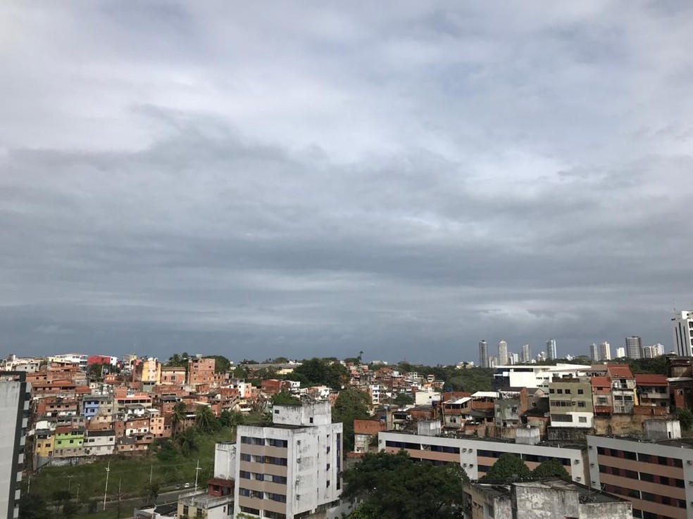 Salvador amanheceu com tempo nublado e previsão é de chuva durante a semana — Foto: Itana Alencar/G1 