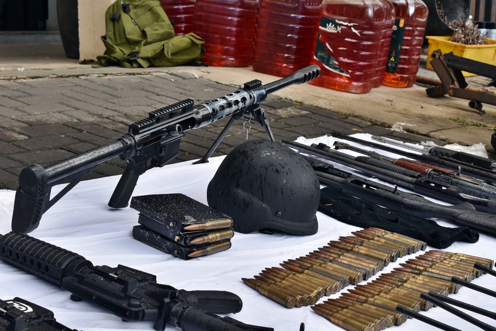 Parte do armamento utilizados pelos suspeitos de integrar quadrilha de roubos a bancos que foram mortos em Varginha (MG) — Foto: Franco Junior/g1