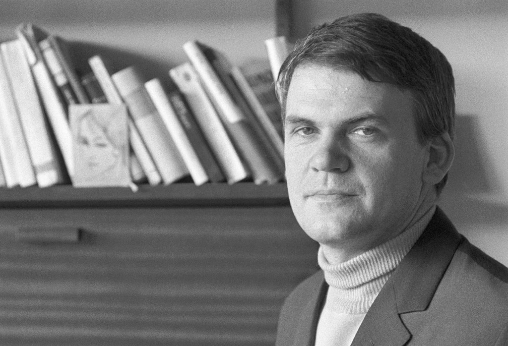 Milan Kundera em maio de 1968. Autor morreu nesta terça-feira (11), aos 94 anos — Foto: Pavel Vacha/CTK via AP