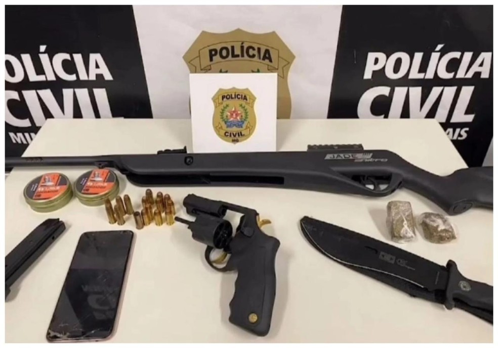 Materiais apreendidos na casa de servidor em Governador Valadares — Foto: Polícia Civil