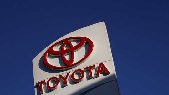 Ações da Toyota disparam mais de 14%, após acordo entre EUA e Japão - O novo acordo estabelece que o Japão abra seus mercados para os EUA e invista mais de US$ 500 bilhões no país. Japoneses também terão que pagar tarifa de 15% sobre produtos exportados aos norte-americanos.