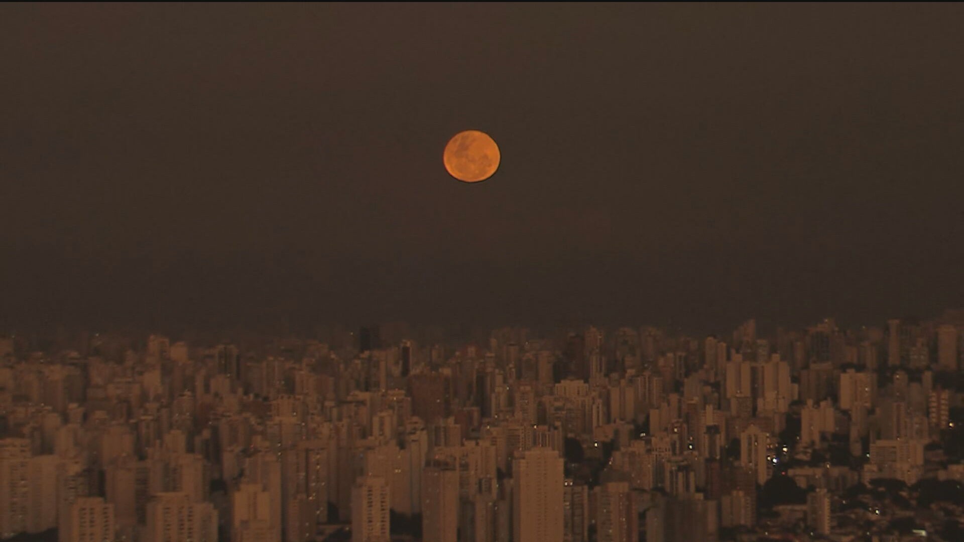 Lua de morango: veja onde observar o fenômeno em Goiânia