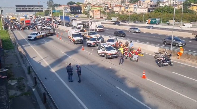 Acidente entre carro, moto e caminhão deixa uma pessoa ferida na rodovia Presidente Dutra em SP