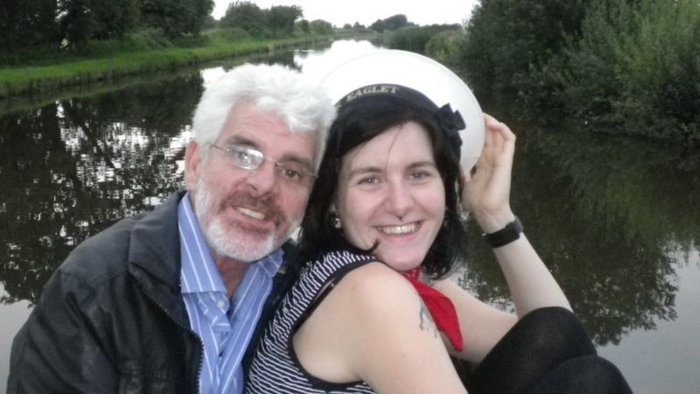 Olivia com o pai após o processo judicial — Foto: BBC