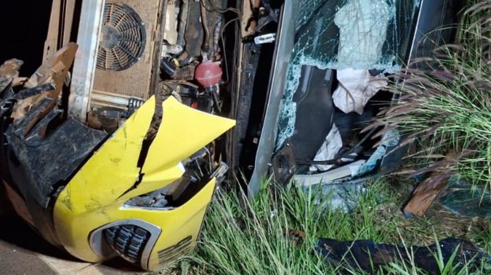 Acidente entre caminhonete e ônibus que levava trabalhadores deixa um morto na MGC-455 entre Uberlândia e Campo Florido.