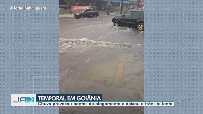 Chuva provoca pontos de alagamento e deixa trnsito lento, em Goinia