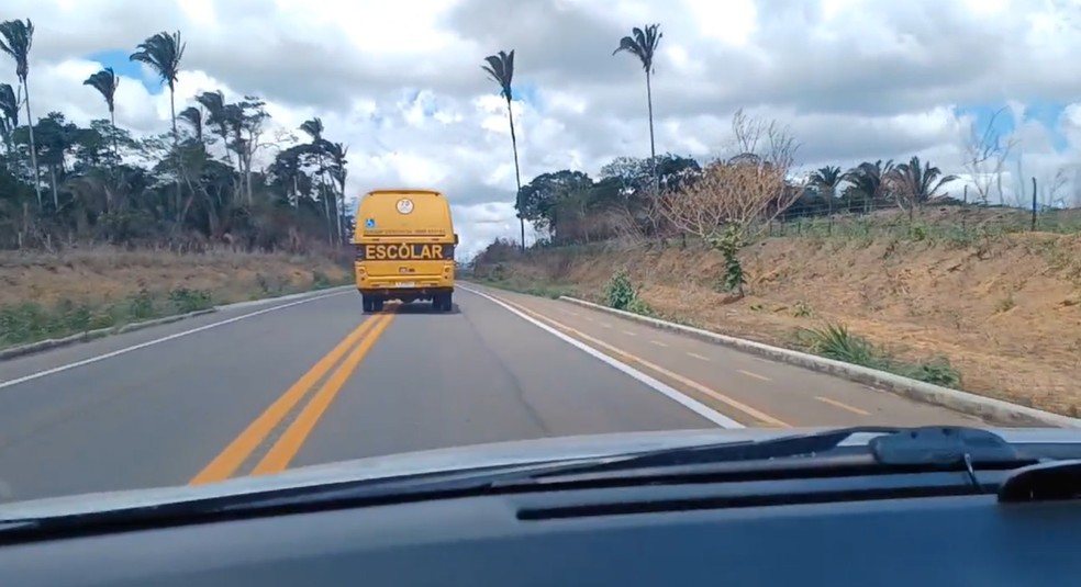 Ultrapassagem proibida é flagrada em rodovia do Ceará. — Foto: Reprodução