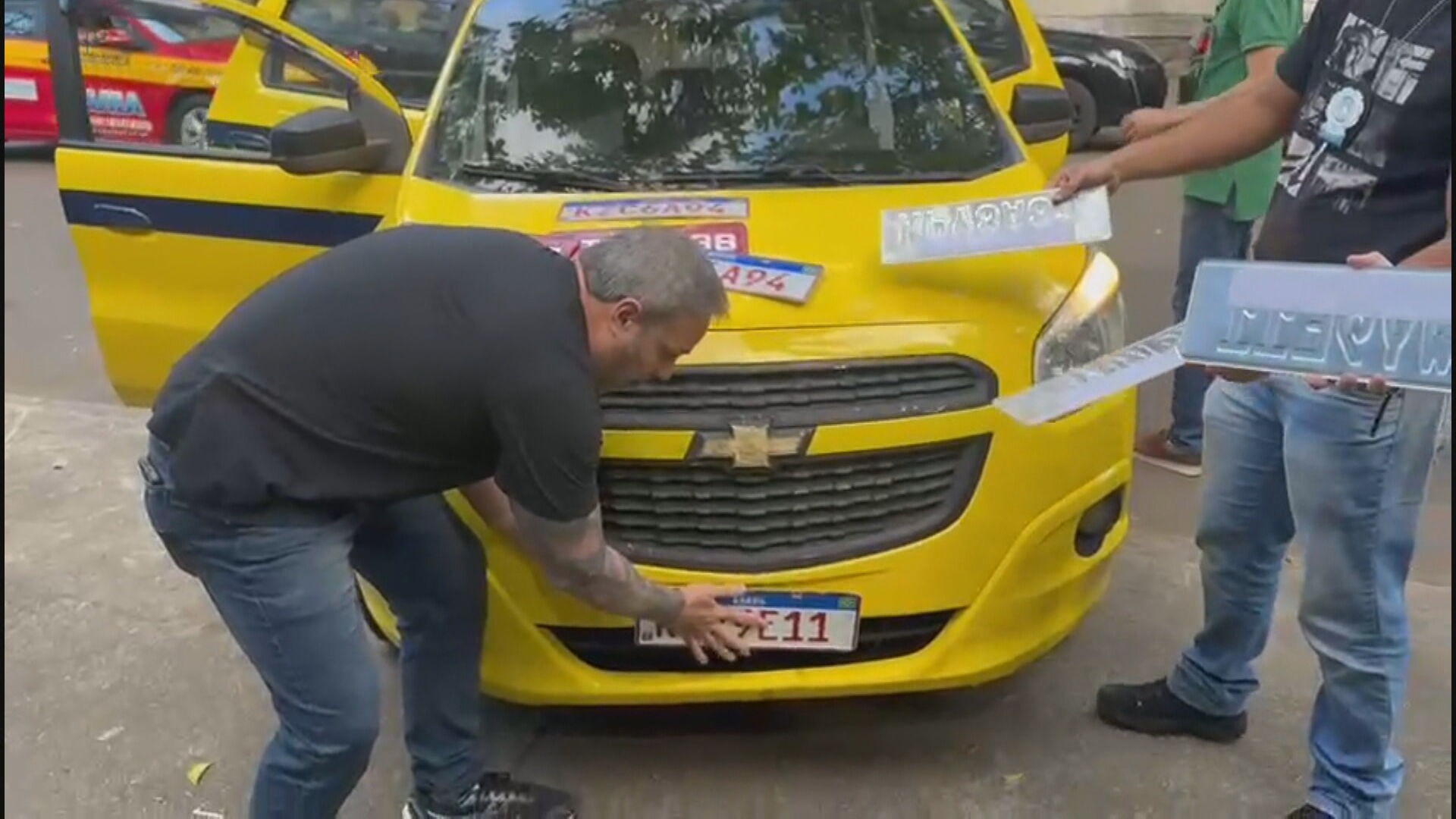 Falso taxista é preso por aplicar golpe da maquininha; homem usava placas com velcro para despistar a polícia