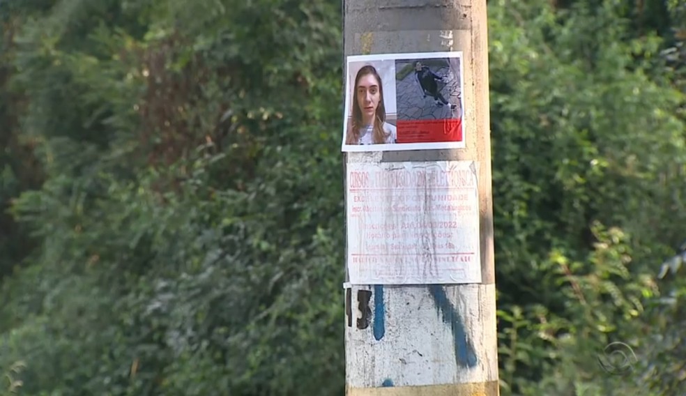 Cartazes com fotos da advogada espalhados por São Leopoldo  — Foto: Reprodução/RBS TV