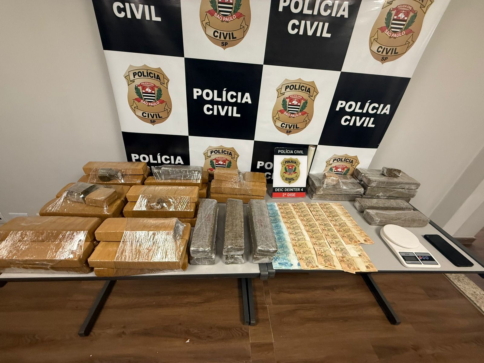 Mais de 50 tijolos de maconha são encontrados dentro de mala e de bolsa térmica usada em entregas em Bauru 