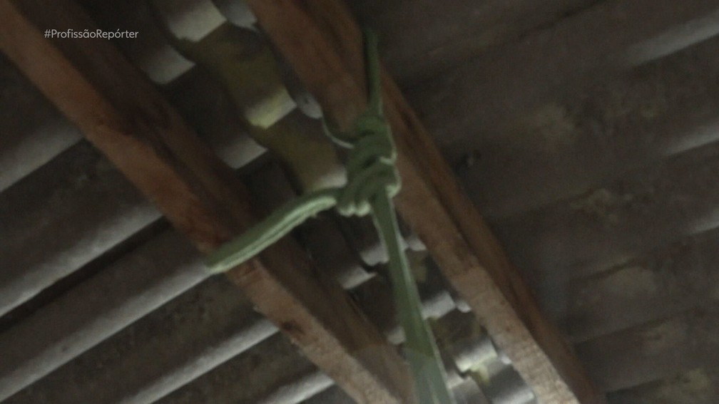Morador prende cama no teto em casa tomada por água da Lagoa do Patos — Foto: Reprodução/TV Globo
