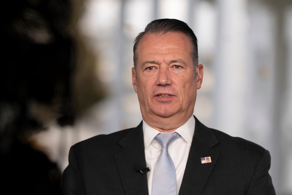 Todd Lyons, diretor interino do Serviço de Imigração e Alfândega dos EUA (ICE), em novembro de 2025. — Foto: AP/Manuel Balce Ceneta, Arquivo