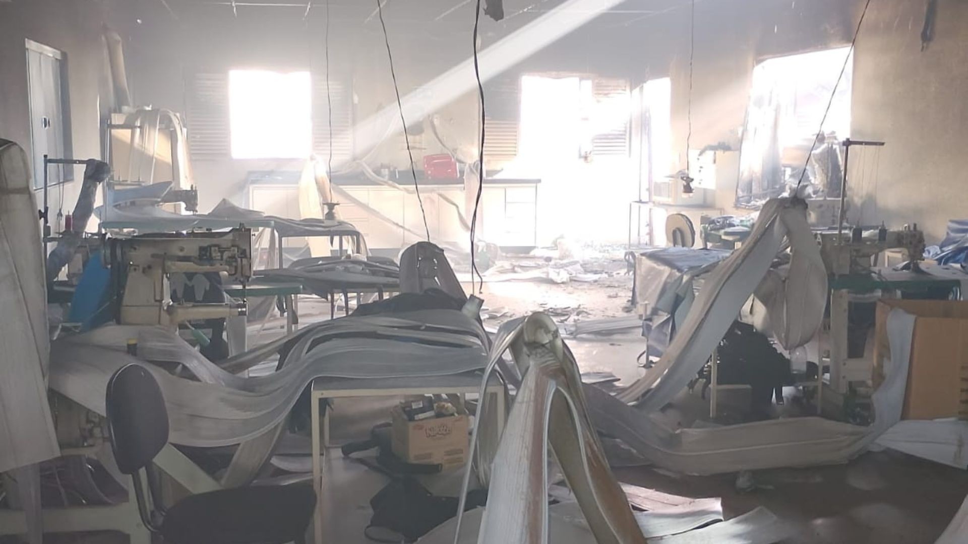 Incêndio destrói fábrica de bolsas após explosões durante a madrugada em Uberlândia