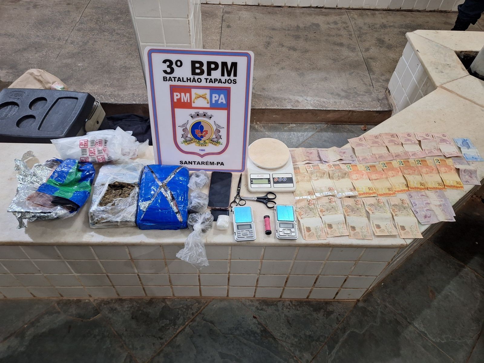 Homem com mandado de prisão em aberto é encontrado com drogas pela PM no bairro Caranazal