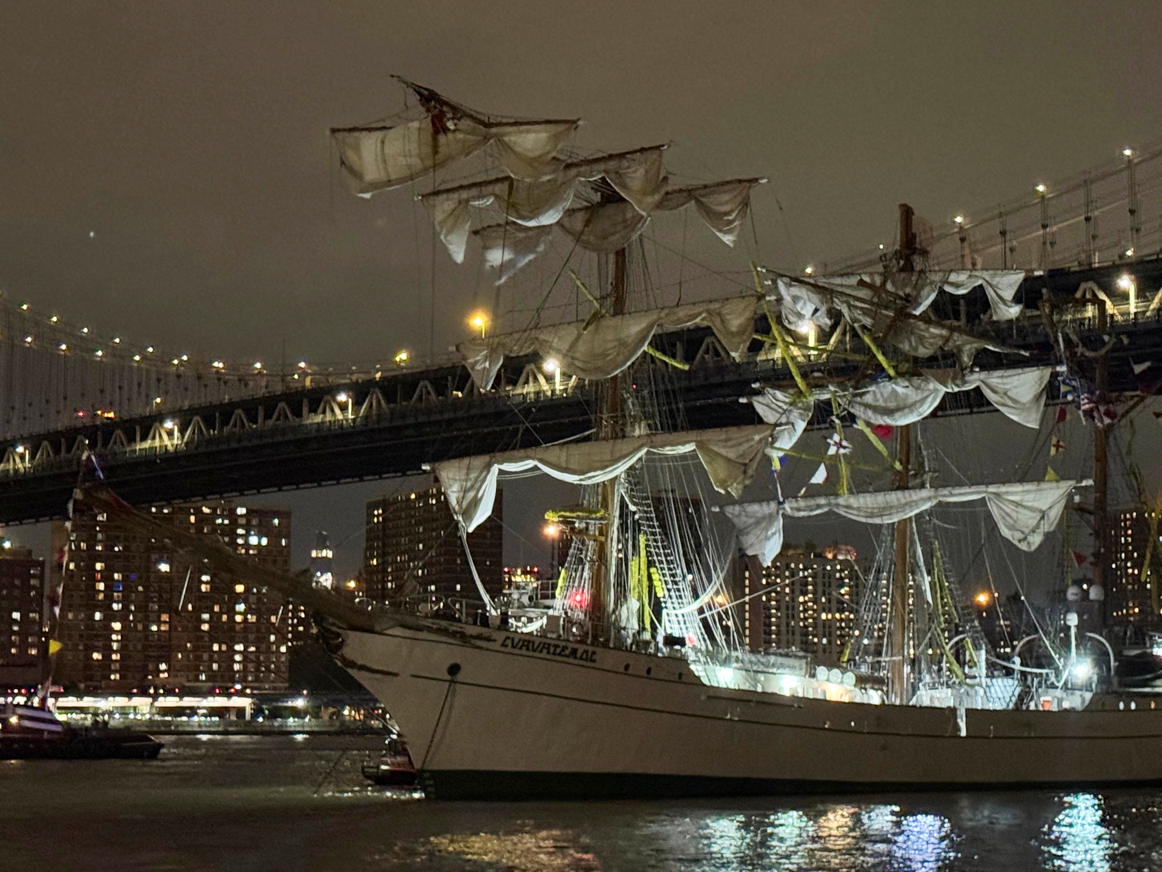FOTOS E VÍDEOS: navio da Marinha mexicana bate na ponte do Brooklyn, em Nova York, nos EUA
