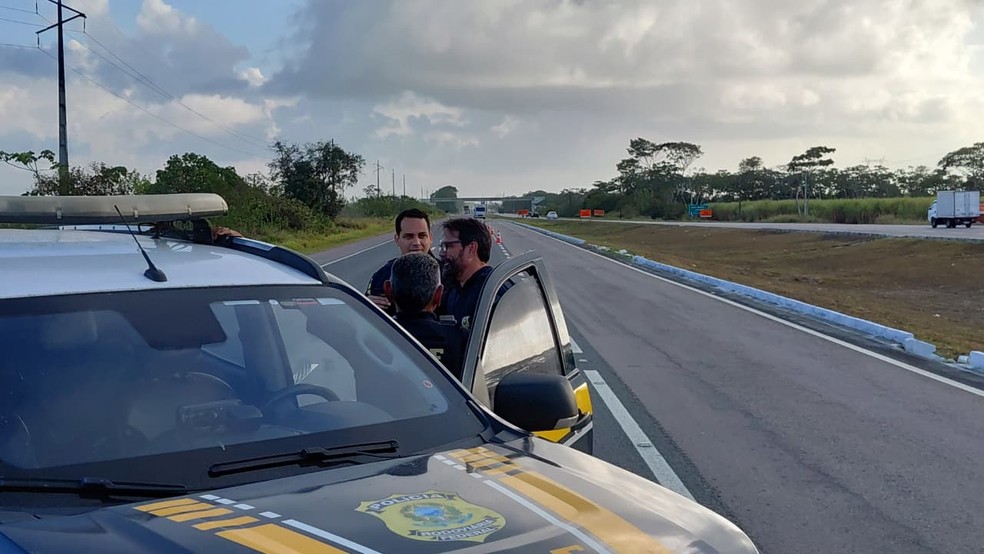 Como a carga de cimento ficou espalhada em duas faixas, trânsito na BR-230 segue apenas pela faixa de aceleração do retorno para João Pessoa — Foto: Antônio Vieira/TV Cabo Branco
