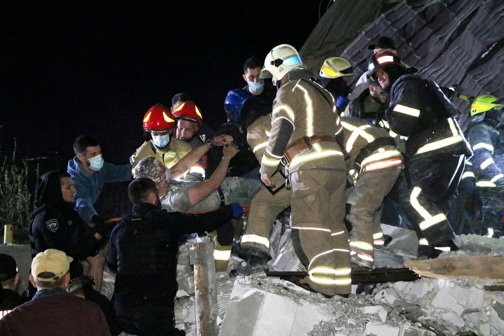 Socorristas resgatam vítima que se feriu durante ataque a Dnipro, em 3 de junho de 2023 — Foto: Serviço de Emergência da Ucrânia/Reuters