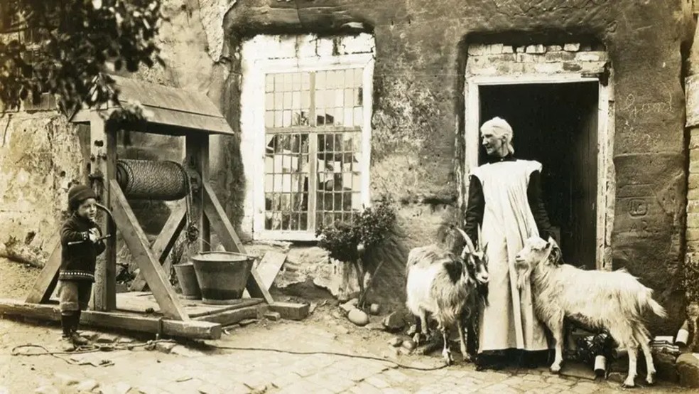 As casas não tinham água encanada e os moradores precisavam obtê-la em poços — Foto: National Trust