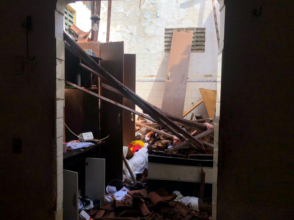 Teto caiu no quarto da idosa — Foto: Layssa Vilela/Inter TV Cabugi