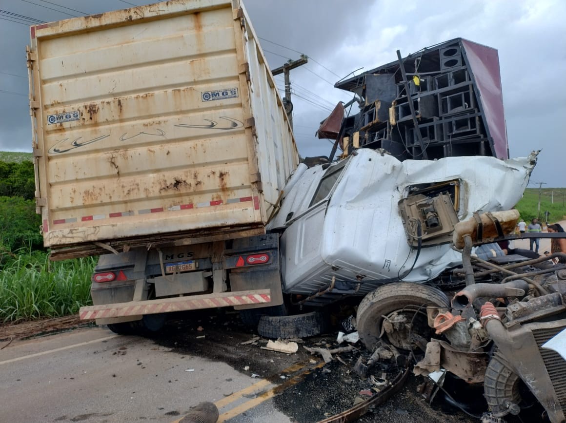 Colisão entre caminhão e trio elétrico deixa morto e feridos em Matriz de Camaragibe, AL