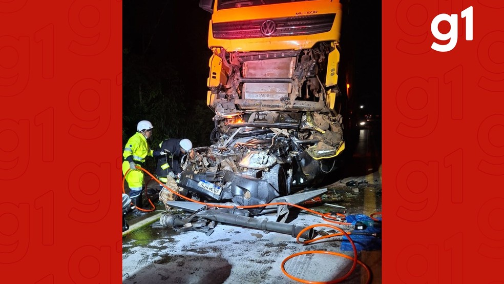 Acidente ocorreu em Jangada; motorista da caminhonete foi socorrido e levado ao hospital mas o acompanhante não sobreviveu. — Foto: Reprodução