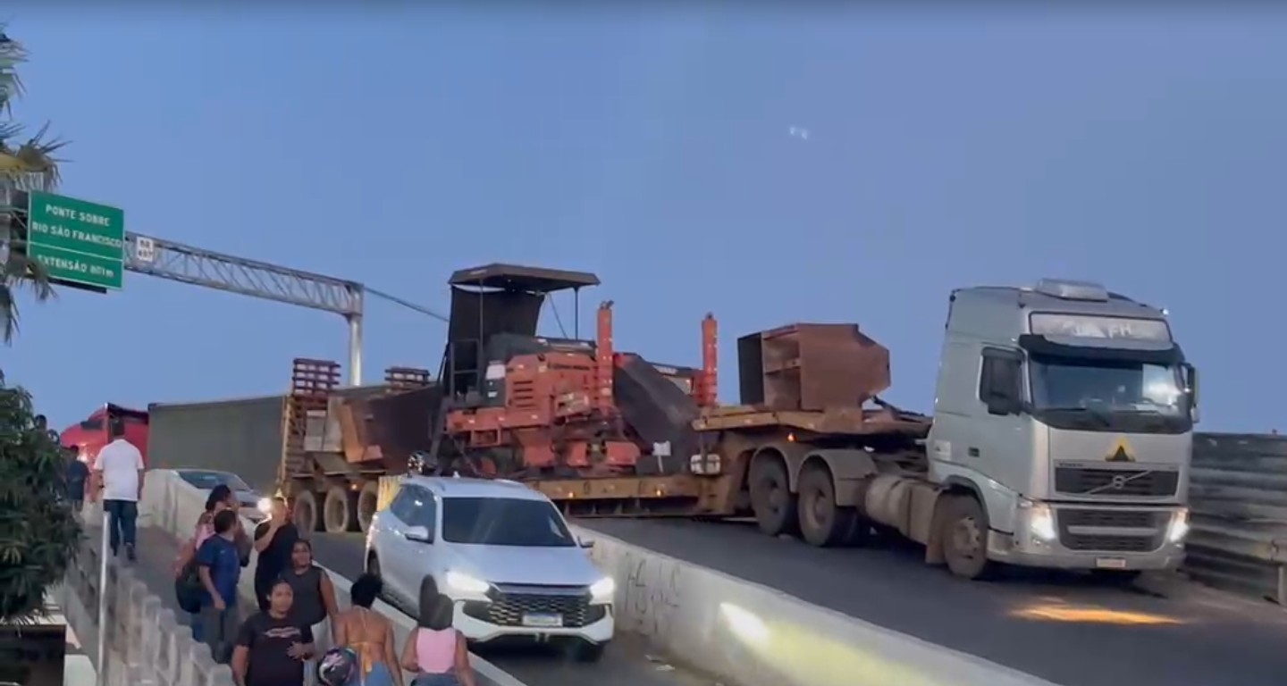 Caminhão é desobstruído na descida da Ponte Presidente Dutra, e trânsito começa a melhorar em Petrolina