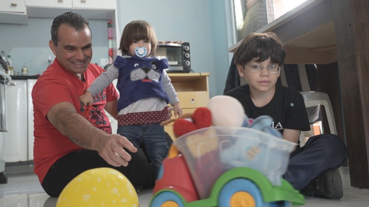 Pais e mães migrantes buscam trabalho e estabilidade no Paraná: 'Você pensa primeiro nos seus filhos'