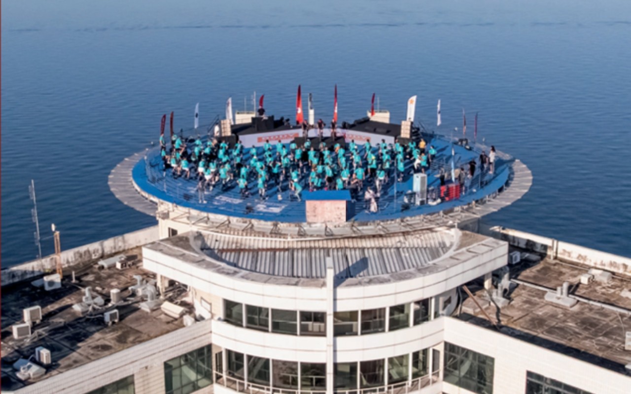Bike N’ Roll 360º leva spinning ao heliponto com vista para o Rio Negro
