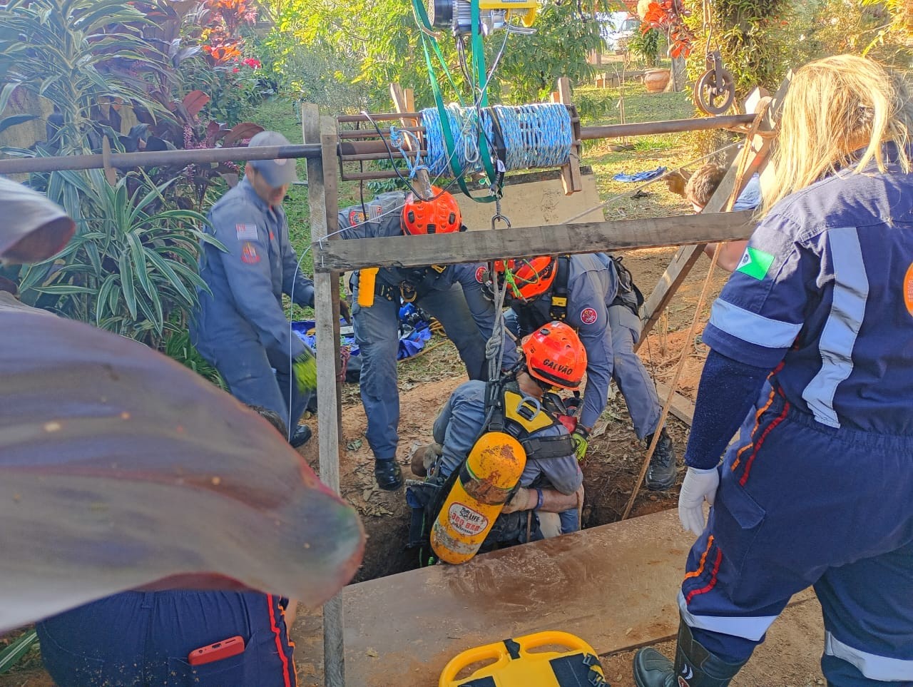 Idoso resgatado de poço de 15 metros em SP